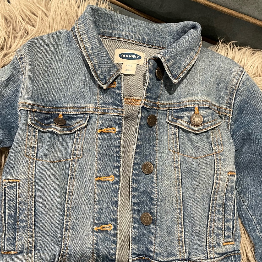Denim jacket in excellent condition. Size small (6/7) - Picture 2 of 3